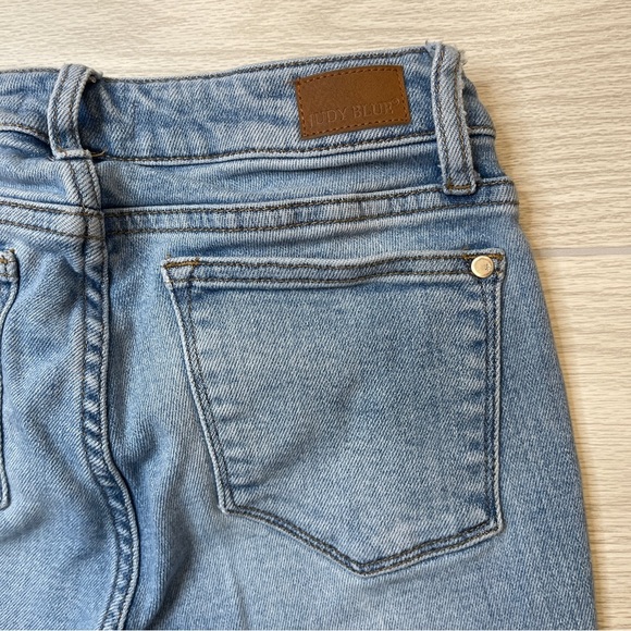 Judy Blue JB8843 Shark-bite Frayed Hem High Rise Medium Wash Jeans Size 3/26 - Picture 6 of 13